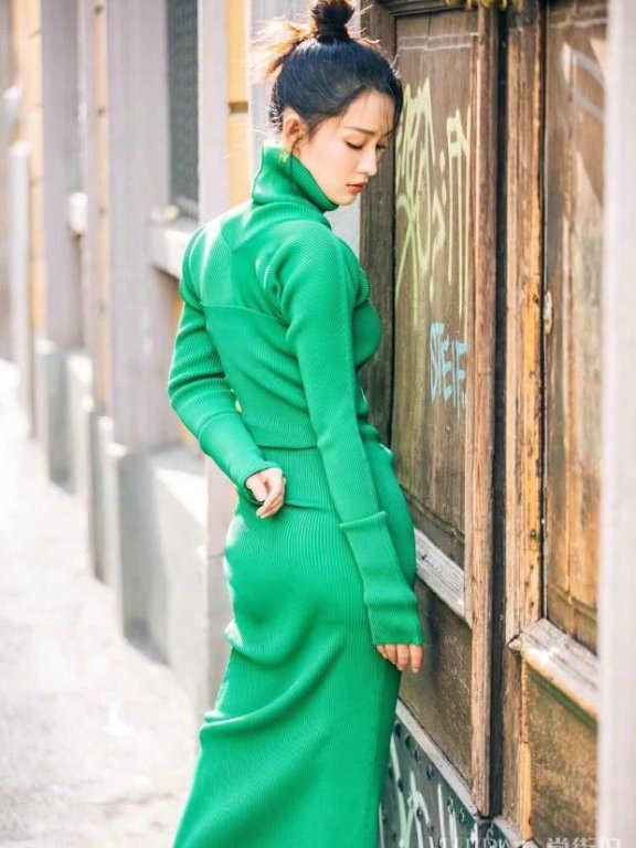 李沁的小身板撑起了一件堪称灾难的针织裙,网友:一般人驾驭不了