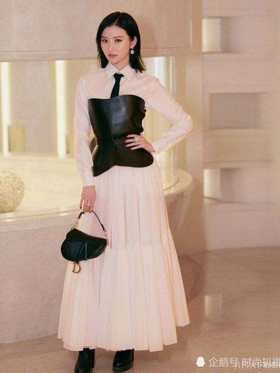 景甜最新写真曝光 白衬衫穿搭大气优雅,让人眼前一亮