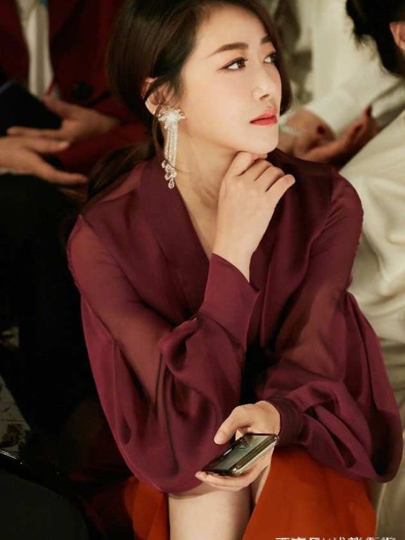 陈紫函太敢穿了,穿一件深V雪纺衫出席活动,网友:嫉妒心在狂长