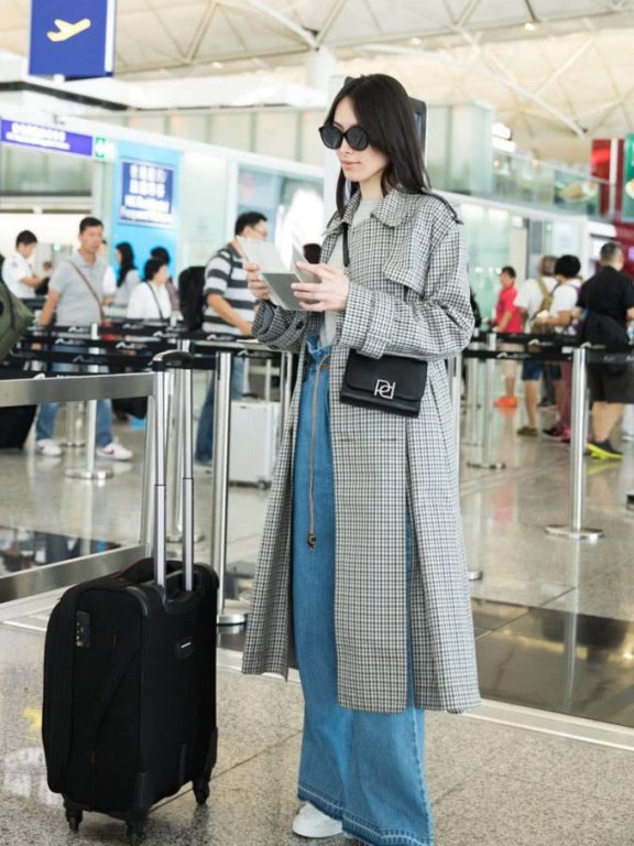 梁洛施晒美照,剪刘海清纯似少女,真不像三个孩子的妈