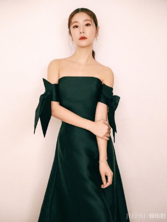 林心如真任性,墨绿色礼服配显得特别高贵 满满的贵妇的气质