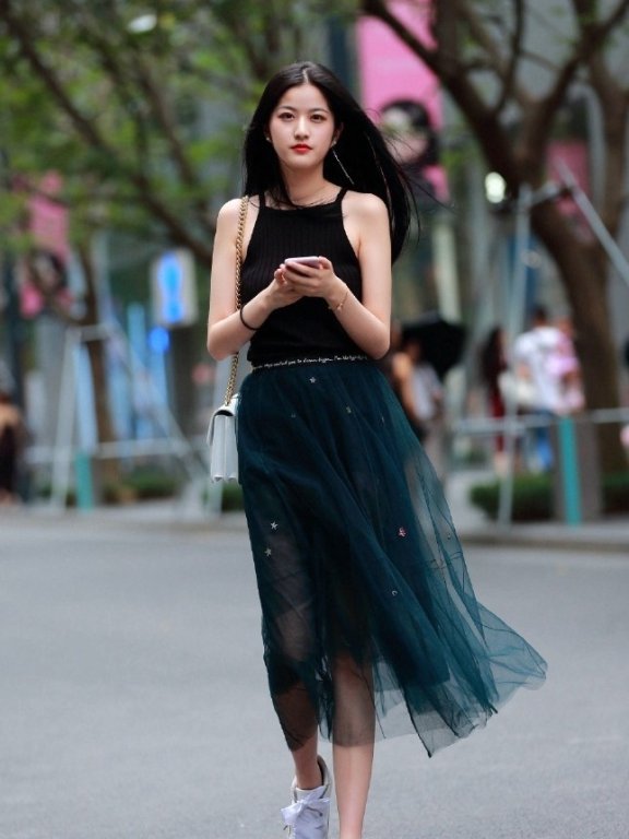 国内街拍：一条包臀裙居然能穿的这样美！