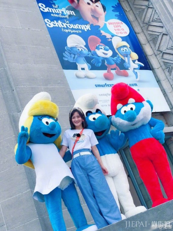 谢娜晒照与蓝精灵合拍 贴心向粉丝送晚安