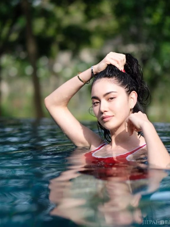 时装周和迪丽热巴一起登上T台的美女,据说是泰国的当红花旦影后Mai Davika?