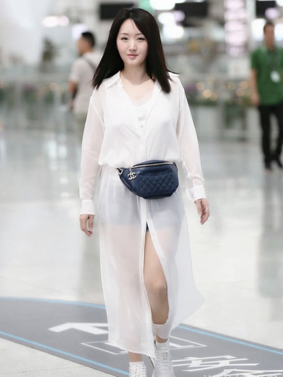 杨钰莹现身机场,蕾丝V领上衣配短裙,40多岁了越活越年轻