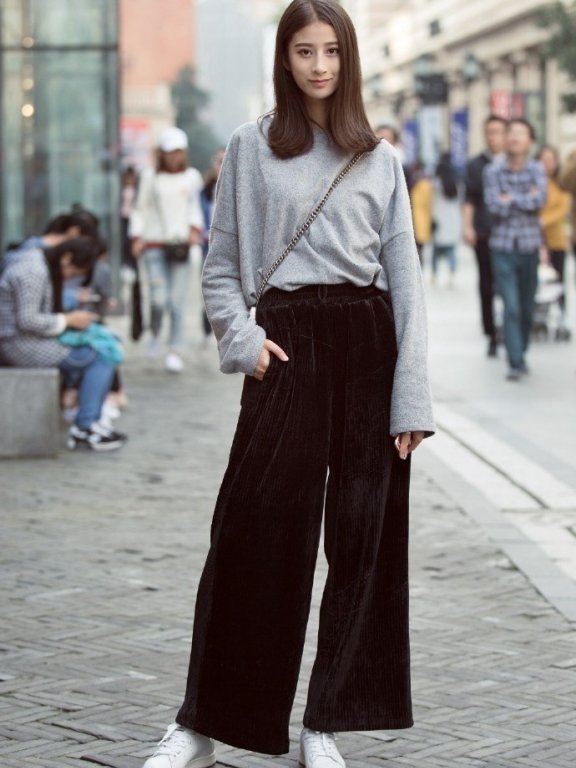 气质温婉的短裙美女，只用一条动感短裙就穿出了时尚感