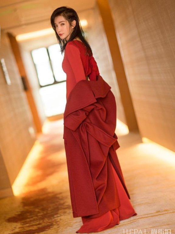 李冰冰一袭吊带蓝裙直接美回18岁,少女感依旧很惊艳