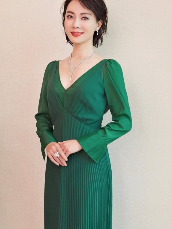 陈数这身穿搭绝了,上身晶莹剔透似“绿宝石”,网友:刮目相看!