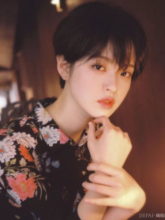 短发女生不够性感?下面给你看看这个五官精致的韩国短发模特…