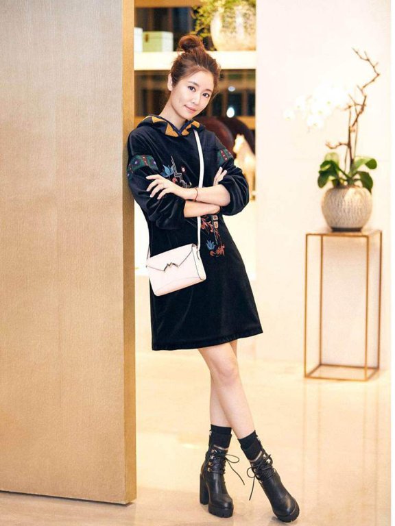 巴黎时装周女神林心如启程依然美,毛晓彤造型犹如小公主!