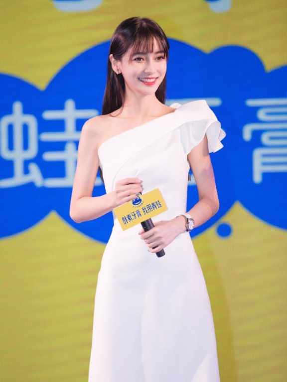 Angelababy这回美得太犯规,穿白色长裙像18岁