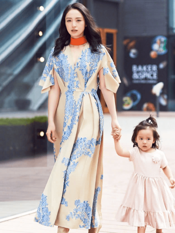 董璇晒晨练照素颜出境,穿短裤看得我想跪,腿这么美哪像结了婚?