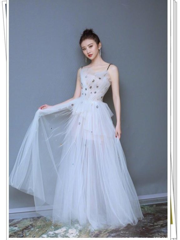 景甜真勇！这个季节还光腿走机场，网友：眼皮跟“刀砍”的一样！