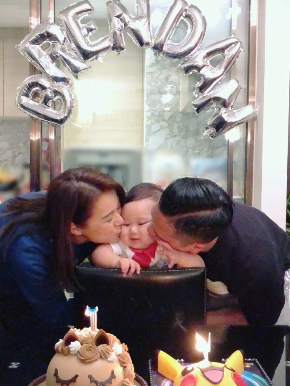 胡杏儿晒儿子一岁生日照,网友:心被萌化了