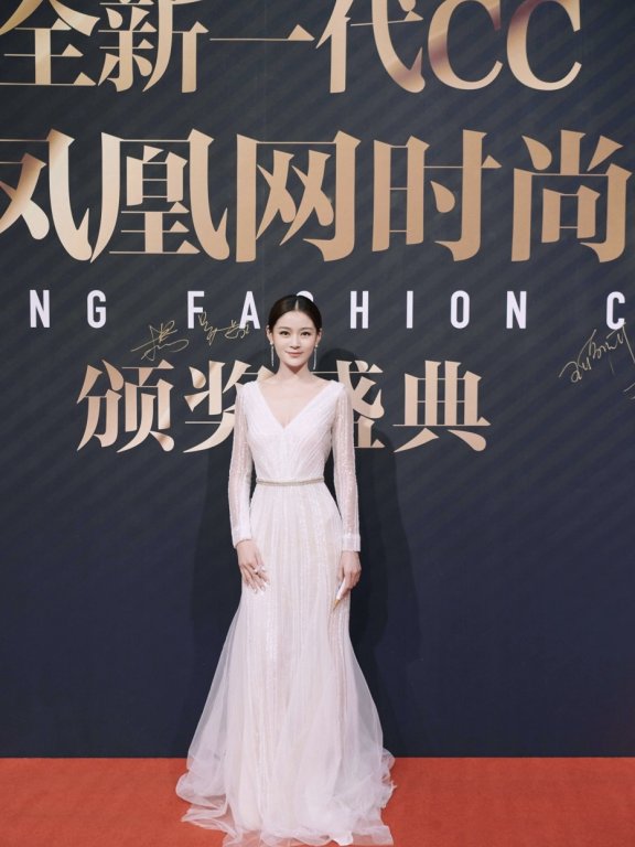 王媛可透视白纱裙亮相时尚活动 被赞“仙女可”