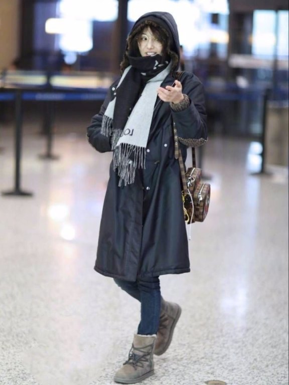 郑爽想突破自己尝试性感风格,没想到被她几万块的包抢镜了!