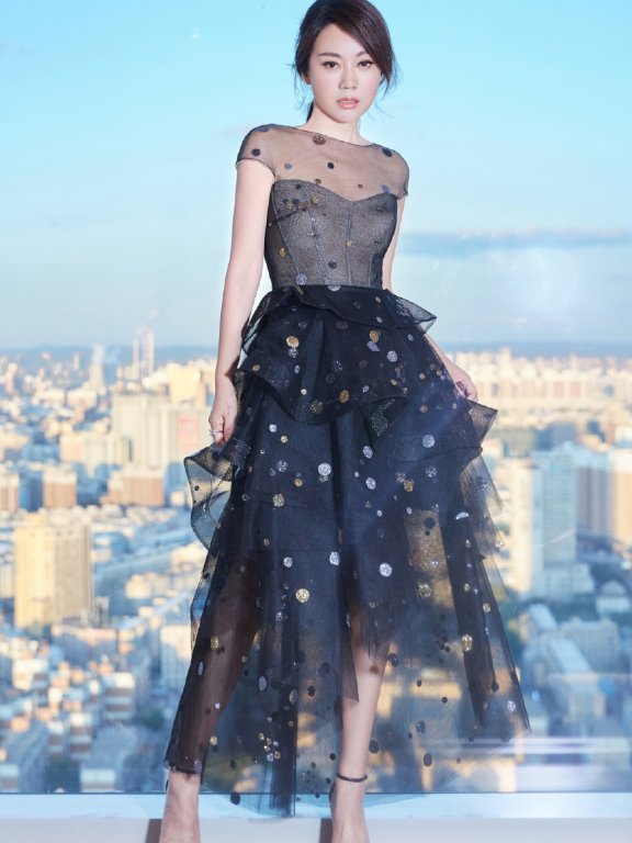 闫妮一袭抹胸礼服亮相活动,成功逆袭真美!