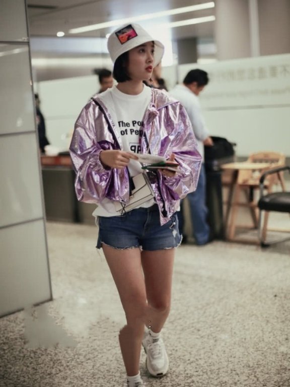 路遇唐艺昕!无美颜镜头下的她吓到我了 颜值真的是经得起考验