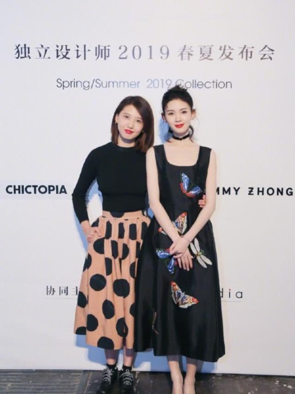 陈瑶身穿黑色吊带连衣裙尽显时尚优雅