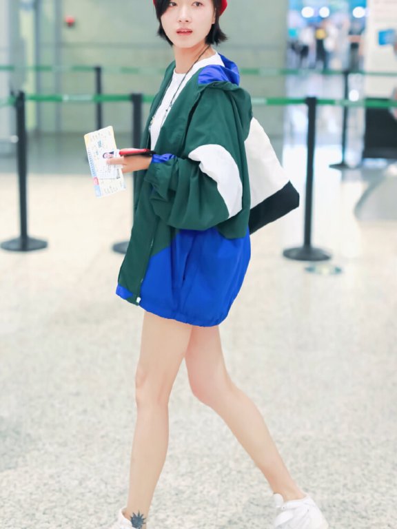 小红帽抢镜却配件绿上衣,36岁万茜满满少女感