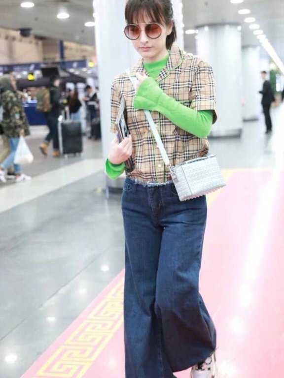 吴昕机场街拍 超大格子外套+“拖地裤” 打扮显邋遢