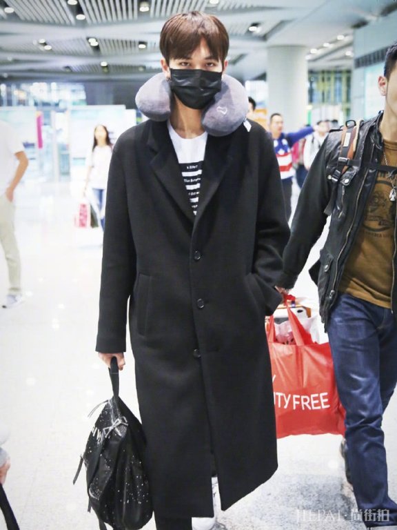 林彦俊机场街拍,穿风衣英姿飒爽