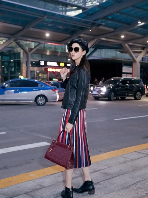 张钧甯街拍 “花布条”裙也能穿出甜美帅气感，气质脸蛋缺一不可