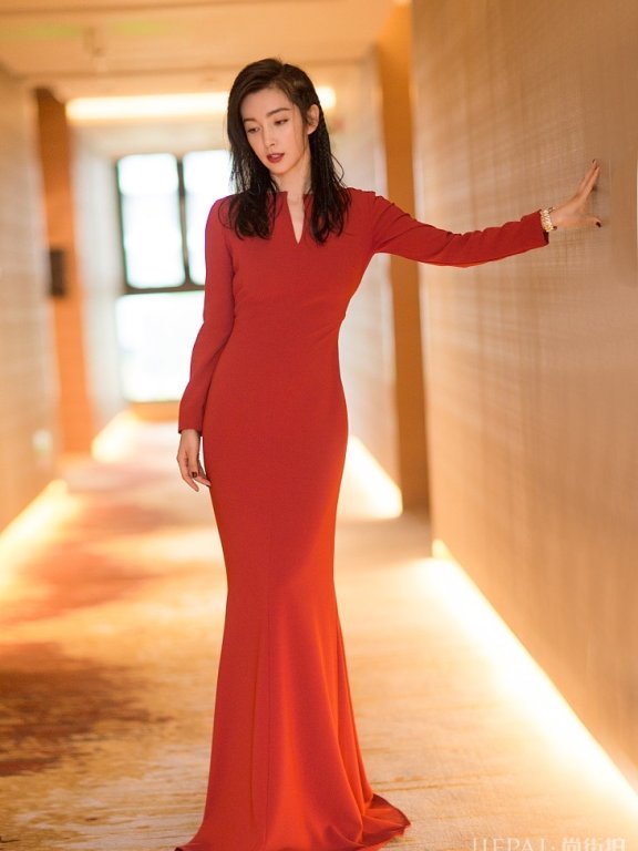 怎样都女神!李冰冰红黑look转换无压力 大秀完美曲线女人味足
