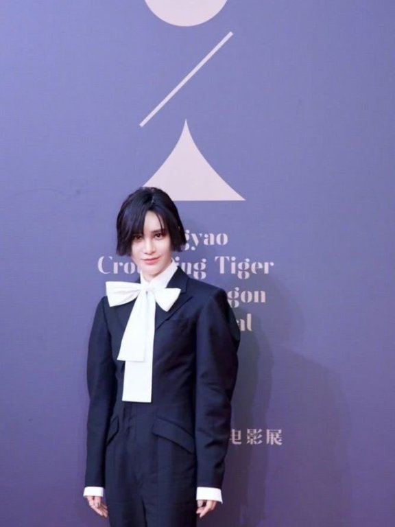 把自己整成混血儿、脸僵的不能动,她才是真正的换头女王