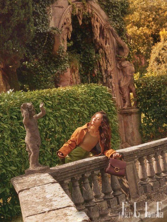 郑秀晶拍时尚杂志，卷发随性慵懒，满满高级感