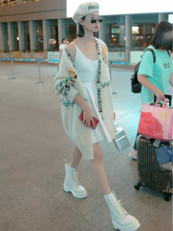 夏天的裙子不用浪费了,秋天这么穿也时髦好看?!