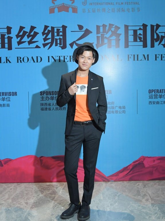 赵健雷亮相丝绸之路电影节 自然混搭雅痞绅士