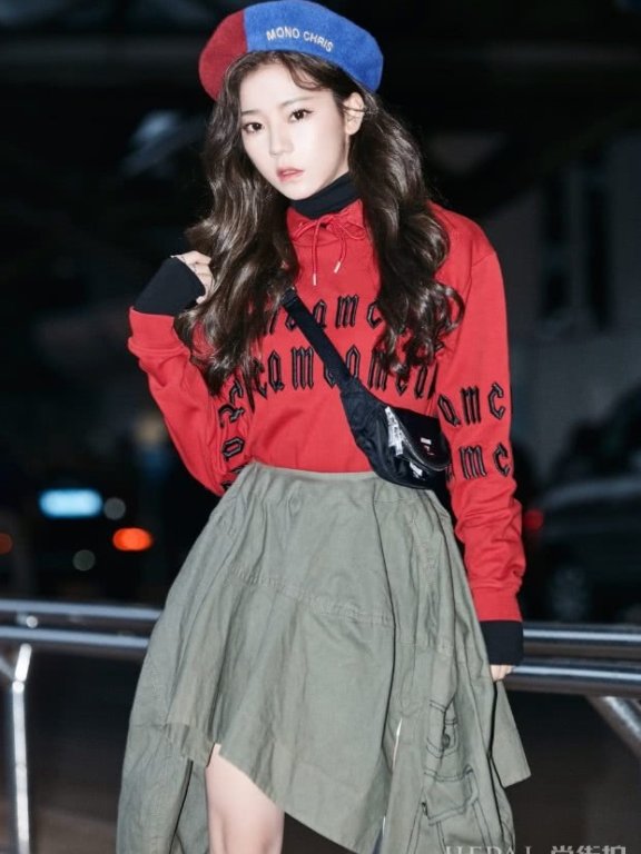 紫宁是被歌手耽误的裁缝?也太会穿了 裙子像是用外套剪成的,不丑还很好看!