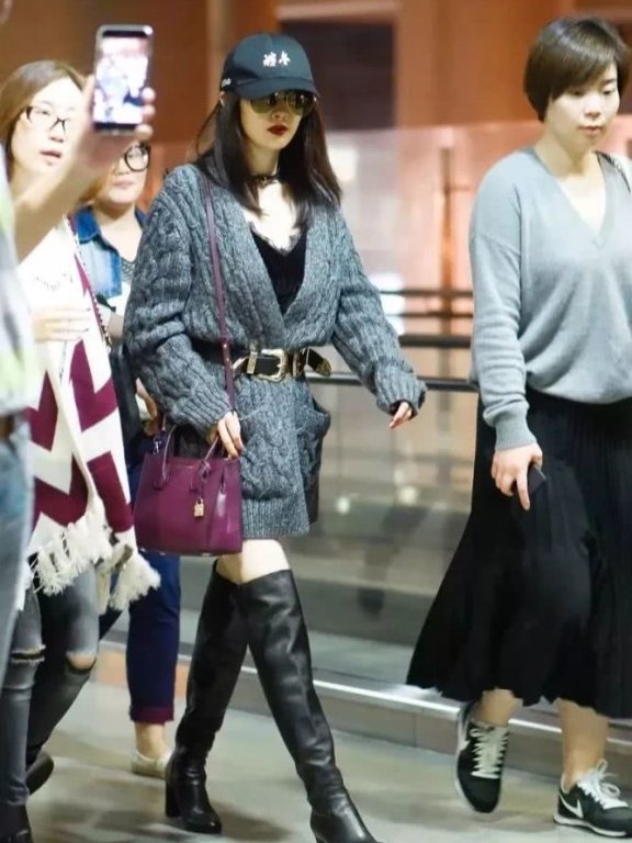 今年秋冬,杨幂的毛衣搭配穿法又火起来了