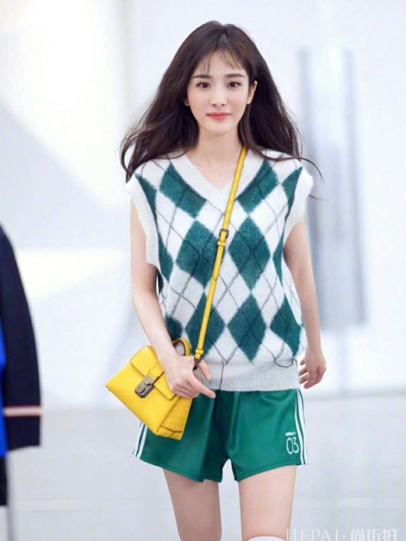 杨幂在节目里很出彩,这句话亮了,身上的衣服更时髦