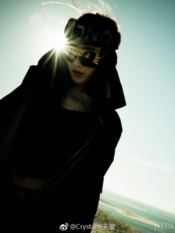 张天爱海边漫步心情好 洒脱率性享受生活