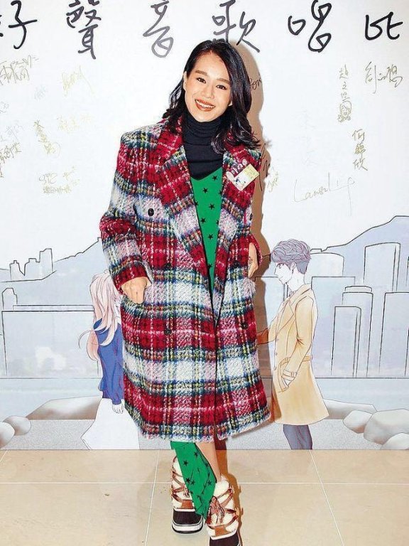 同一件格纹大衣,胡杏儿仅仅换一双鞋子搭配,效果就大不一样了