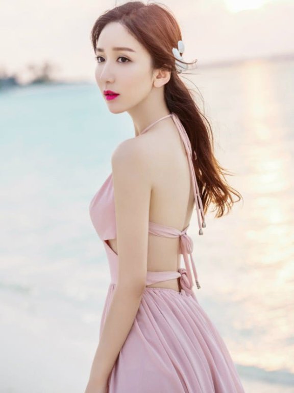 娄艺潇穿裙子大秀美背,好像穿了件“内衣”,性感十足