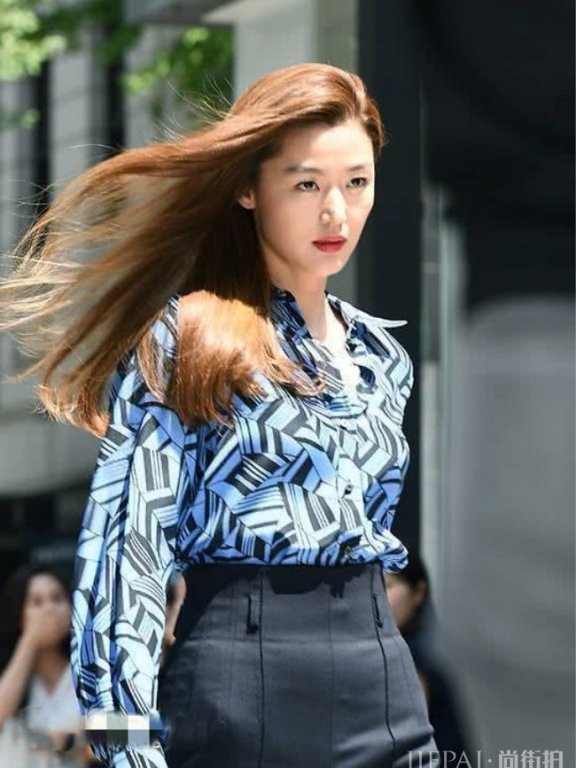 全智贤一袭红色鱼尾裙亮相活动,优雅又霸气,简直是现代版千颂伊