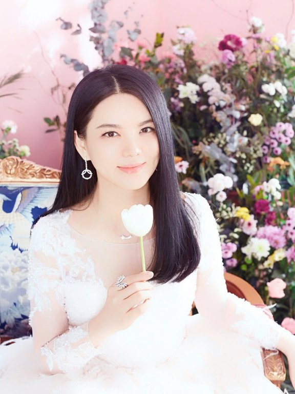 李湘气质好！身穿普通的碎花裙一点也不丑，反而时尚大片感十足