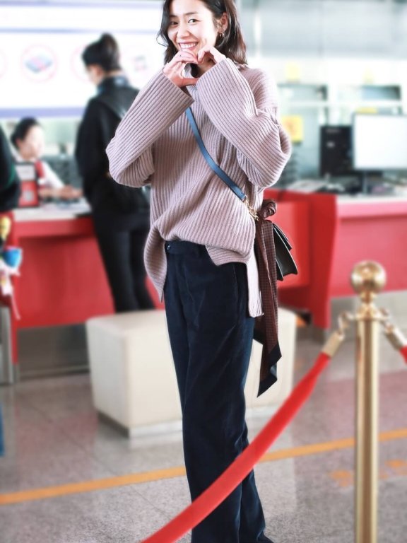 刘雯机场街拍 穿浅色毛衣带来独属秋日灵动和自然