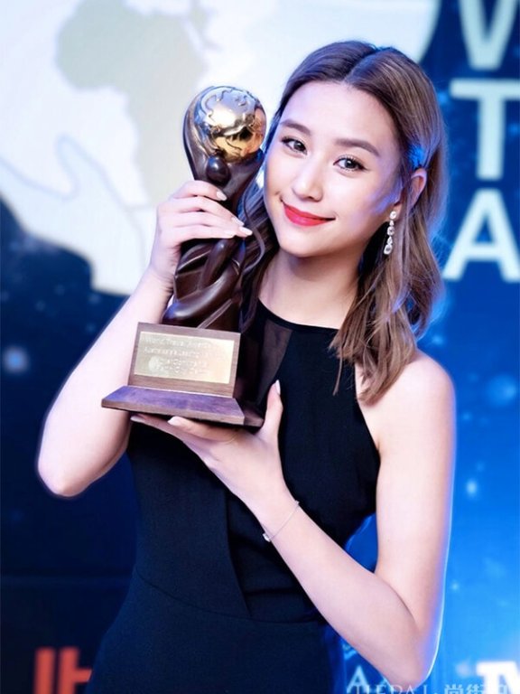 柳岩黑色波点裙亮相《心动的信号》 “恋爱名言”显性感睿智