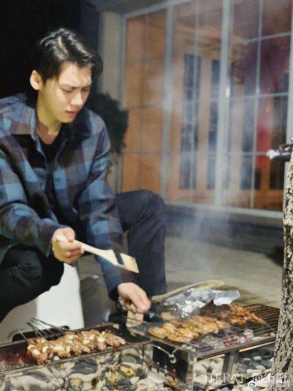 李易峰假期最后一天烤串儿 被称最帅烧烤师傅