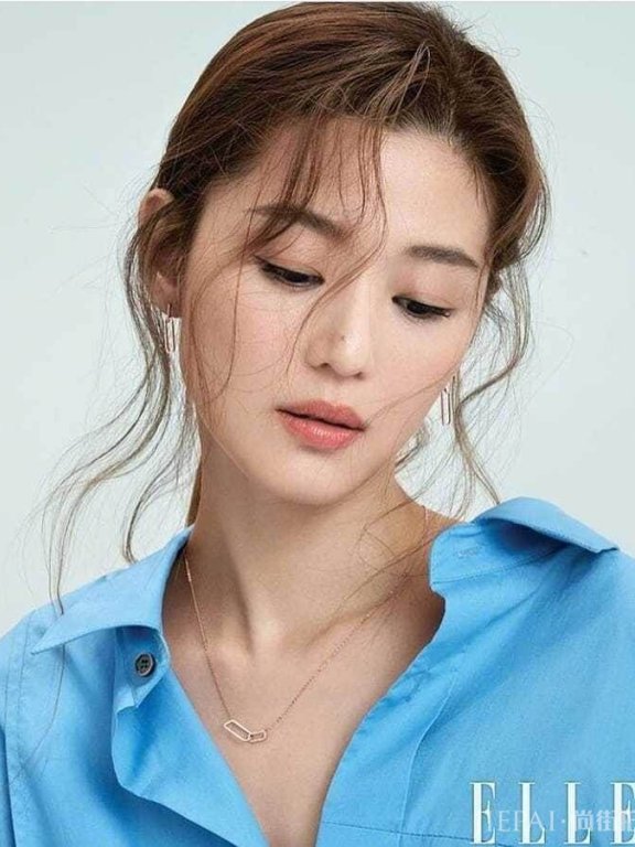 全智贤登《ELLE》十月刊画报 “Color of Life”主题优雅大方