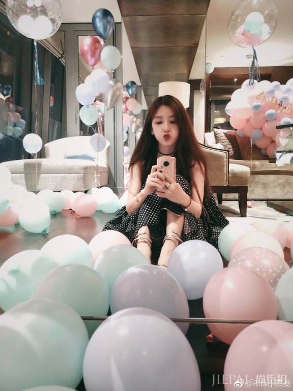 美女解说Rita晒美照 庆粉丝破200万 网友：想抽原味Rita