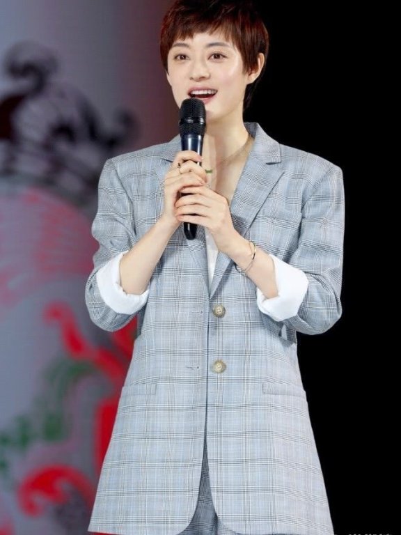 孙俪一改优雅风格,换上了格子西装,却吃了衣服尺寸的哑巴亏