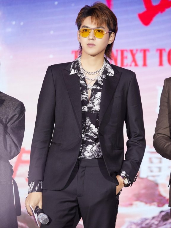 吴亦凡出席发布会 黑色西装化身冷都男撩力MAX