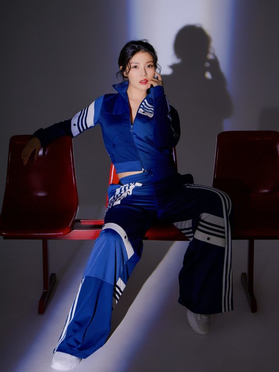 徐冬冬妩媚造型诠释高级运动蓝 细腰翘臀坐姿豪放太酷了