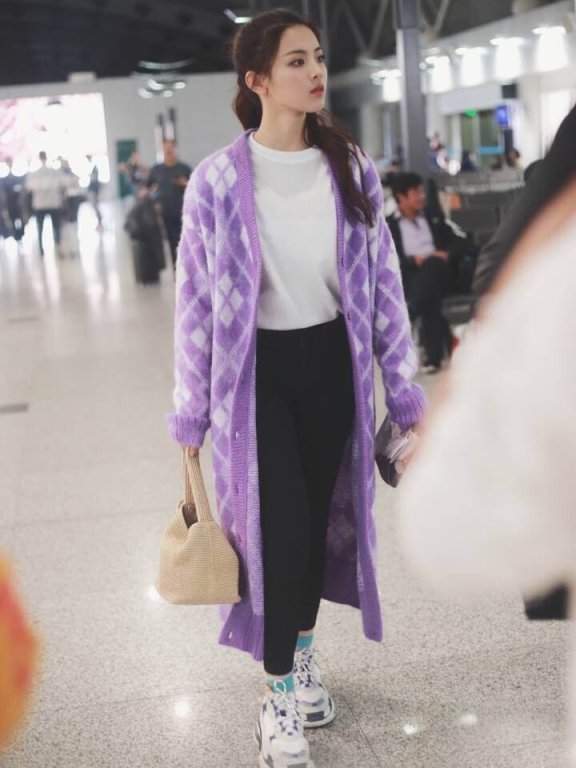杨超越示范针织衫的少女穿法