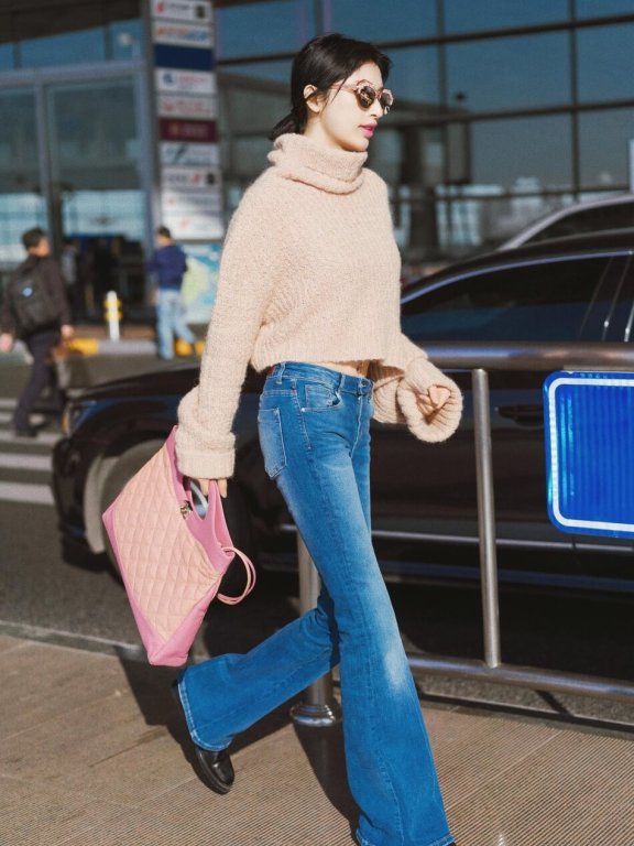 张俪机场街拍 暖色搭配温柔时髦